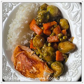 kookpassie.be - Op vel gebakken zalm, gekookte rijst, broccoli, wortel, spruitjes en restje erwtjes met sausje van Chef David Hsu