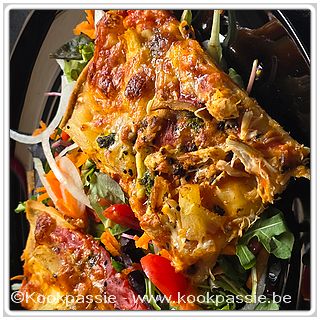 kookpassie.be - Pizza hawai met kip, tomato fritto, kruidenboter (gisteren gemaakt), ananas, lookgranulaat, italiaanse kruiden, chili, mozzarella en gemalen emmental