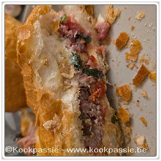 kookpassie.be - Pistolet met Italiaanse rundssteak tartaar (Delhaize) met groene olijven en parmezaan