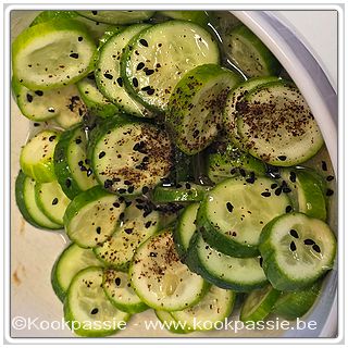 kookpassie.be - Kleine komkommertjes met zonnebloemolie, appelazijn, gewone azijn, Tierentyn mosterd, nigella zaadjes en sumak
