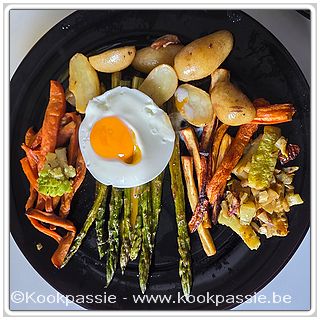 kookpassie.be - Groene asperges, eerst een 6 tal minuten in microgolf, daarna in pan gebakken. Eitje in kommetje, dooier prikken, 1,5 min in microgolf - direct stoppen bij spatten, dus bijblijven