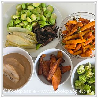 kookpassie.be - Gevogelte rol Gran Veneur (Colruyt) met witloof, spruitjes, worteltjes, romanesco en zoete aardappel 1/2