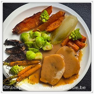 kookpassie.be - Gevogelte rol Gran Veneur (Colruyt) met witloof, spruitjes, worteltjes, romanesco en zoete aardappel 1/2