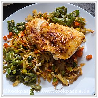 kookpassie.be - Gebakken kabeljauw met viskruiden en bloem in boter gebakken met wokgroenten en snijbonen.