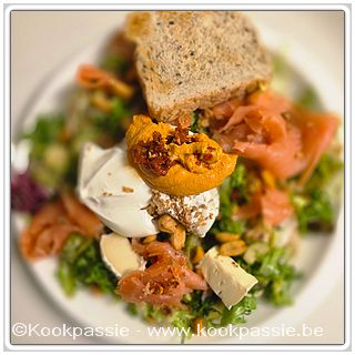 kookpassie.be - Salade, Schotse zalm, garnalen in kruidenolie (beide Delhaize), burrata, notenmengeling en gedroogde uien en vandaag Chili sin carne erbij (tapenade Delhaize/LSF)