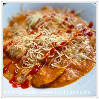 kookpassie.be - Kreeftravioli met restje groentjes, zalm, look, tomato fritto, blauwe room en sambal.
Nog enkele minuutjes in microgolf om gemalen kaas on top te laten smelten