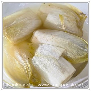 kookpassie.be - Witloof gestoomd in microgolf (8 min) daarna meegebakken bij vlees in de pan