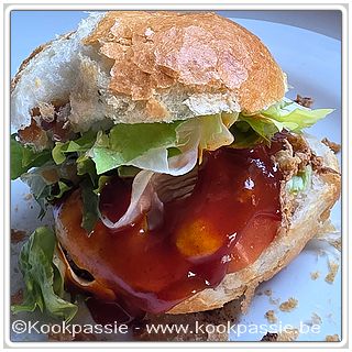 kookpassie.be - Butcher burger Irish op pistolet met cheddar kaas, sla, gebakken ui, gedroogde ui, sla, tomaat, tomaat curry saus en pittasaus
