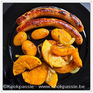 kookpassie.be - Varkenschipolata met kaas (niet geproefd) met in de airfryer gebakken pompoen, ui, chili, ras el hanout en olijfolie (185 graden 20 min). Restje aardappelen meegebakken met de chipolata