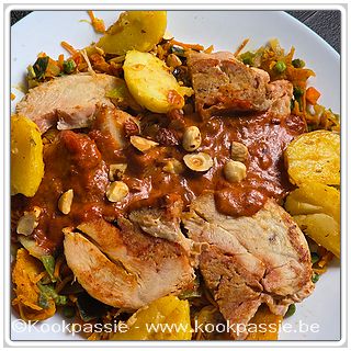 kookpassie.be - Kalkoenrest van Nieuwjaar met gebakken aardappelen, Rauwkost mix (Boni), Roerbak Italiaans (Jumbo) en notenmengeling. Saus: Provençaalse saus met wat room