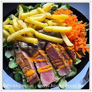 kookpassie.be - Filet pur Colruyt met frietjes, veldsla, geraspte wortel en champigons peper saus