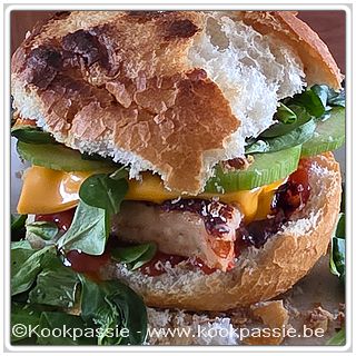 kookpassie.be - Rest van de kip in pistolet met gedroogde uitjes, cheddar, veldsla, komkommer en geraspte wortelen. Saus: pittasaus Manna en Curry ketchup