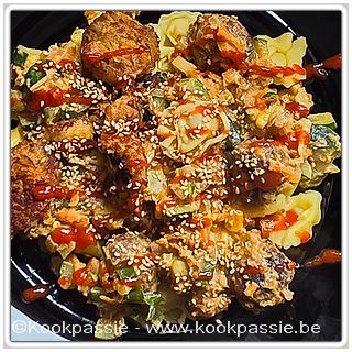 kookpassie.be - Tortelini met ham, courgette, ui, lenteui, gehaktballetjes, uiballetjes (heerlijk), rode chilipasta, look, gember en kokosmelk.
On top geroosterde sesamzaadjes en siracha