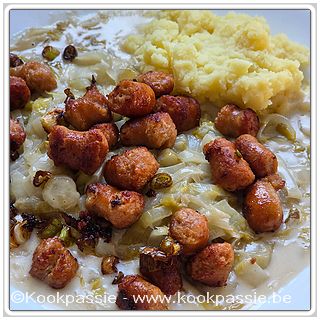 kookpassie.be - Gebakken kippenworst in stukjes gesneden met gestoofde witloof met bechamel en puree