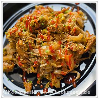 kookpassie.be - Gebakken varkensgyros Carrefour met in de microgolf gestoomde broccoli (6 min met wat water in glazen kom en afgedekt), wat lenteui, look en glasnoedels