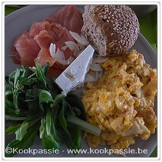 kookpassie.be - 2 eitjes, chilisaus, scheutje melk en cheddar in stukjes, licht gebakken met gerookte zalm (reclame Lidl 300 g) met restje feta en veldsla