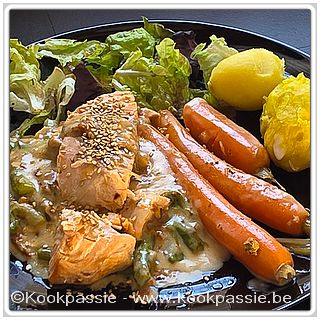 kookpassie.be - Gebakken zalm met asperges, worteltjes met restje bechamel en aardappeltjes uit de microgolf (5min) en salade. 
On top geroosterde sesamzaadjes