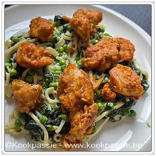 kookpassie.be - Chinese noedels, uitje, erwtjes en spinazie. Saus is light room (blauwe dop) met vegeta.
Kip gemarineerd met sojasaus, eitje, paprikapoeder, komijn en gember. Daarna in maïzena gedraaid en in zonnebloemolie 2x gebakken. Gekruid met peper en zout
