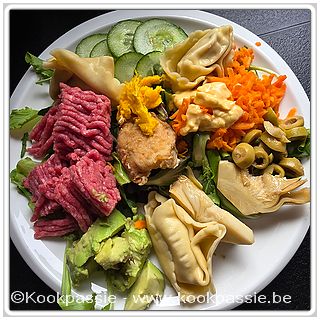 kookpassie.be - Gemengde runds, vegetarisch amaricain, restje kip mesclun, wortel, artichoc, groene olijf, avocado, komkommer en 3 tortellini
Eerste probeersel gehakt, nie slecht. Had zoutige smaak.
Het geel op de kip is 1 eigeel, 30 sec microgolf