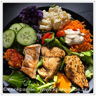 kookpassie.be - Familiegourmet (3 pers) met mesclun, komkommer, aardappeltjes met mayo, worteltjes, kerstomaten, paarse bloemkool