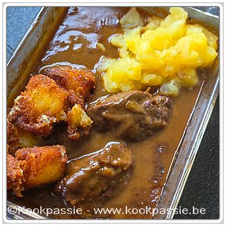 kookpassie.be - Legen van de vriezer: Varkenswangejtes met aardappelkroktjes en in microgolf gegaarde appelmoes