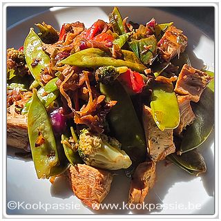 kookpassie.be - Gerookte kipfilet met wokgroenten peultjes en broccoli. De sluimererwten zijn niet mn ding en gingen opzij