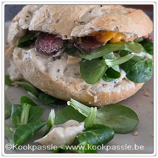kookpassie.be - Broodje met
× Rest rundsvlees (koud, fijn gesneden)
× Ziz kaas, 30 sec microgolf
× Veldsla
× Mayonnaisse, zwarte peper en truffelolie