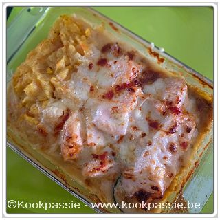 kookpassie.be - Zalmpannetje: 
x Wortelpuree (vriezer reserve) 
x Met in olijolie gestoofde courgette, surimi, lente ui en pijnboompitten
x Zalm, 2 min in microgolf, wel nog nissig laten
x Bechamelsaus (reeds klaar)

Assembleren en nog wat gemalen kaas erop