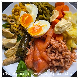 kookpassie.be - Koude schotel vandaag
Garnalen, gerookte zalm, veldsla, groene olijven, prinsseseboontjes, maïs, zacht gekookt ei, gekookte worteltjes, aardappel, artisjok en sarma