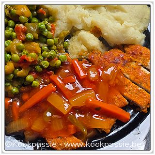 kookpassie.be - Snitzel met erwtjes en 3 kleuren paprika, zoetzure saus (Lidl) en puree