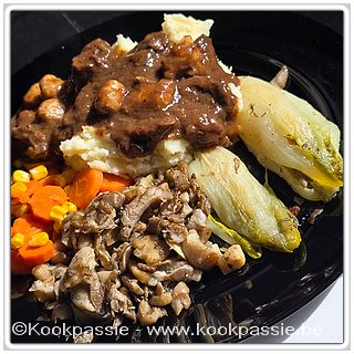 kookpassie.be - Hertenragout met jagersaus (Delhaize) aangevuld met kippengehakt, rest worteltjes en maïs, gebakken witloof en oesterzwammen (Aldi) en puree restje