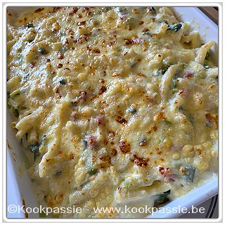 kookpassie.be - Macaroni met hespblokjes (Lidl), prei, look en kaasbechamel