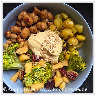 kookpassie.be - Kippenworst, broccoli, appel, pecannoten, krielaardappeltjes en Gekookte ei mayonnaise