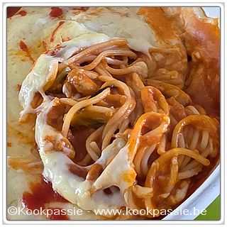 kookpassie.be - Rest van de spaghettisaus met bechamelsaus, Capellini Volkoren Soubry, broccoli en gebakken champignons met varkenswokvlees zout & peper / Jumbo / LSF in de oven
