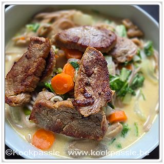kookpassie.be - Gebakken steak in schijfjes met soepje van
Wortel, ui, look, gember, paksoi, 1 el vissaus, 1 elbruine suiker, blikje kokosmelk, 18 g Knorr kippensoep, 1l water
Groentjes aanstoven, rest erbij
Vlees apart gebakken