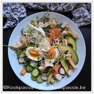 kookpassie.be - Romeinse minisla, Ruccola, Kleine komkommer, Zacht gekookt eitje, Mozzarella, Wasabi sesam zaadjes, Avocado, Radijsscheutje, Artichoc hart, Surimi, Gerookte zalm, Cesar dressing