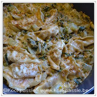 kookpassie.be - Goyzas met paksoy, ui, look, erwtjes, gember, brikje kokosmelk, chilipeper en groene currypasta (2d) 1/2