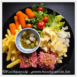 kookpassie.be - Hybride rundgehakt met frietjes en rauwe groenten (witloof, appel, romeinse sla, wortel en kerstomaatjes