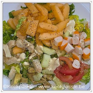 kookpassie.be - Koude schotel met dank aan Let's Save Food - Gent
Romeinse sla, komkommer, tomaat, artichoc, meloen, avocado en surimi (Lidl) met bagelkruiden (1656)
Sausje uit een flesje Ah, cesarsalad