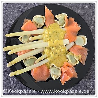 kookpassie.be - Asperges met gerookte zalm, ricotta en spinazie tortelloni. De saus is Jumbo aspgergesaus