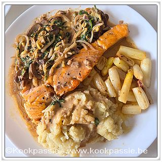 kookpassie.be - Zalm en asperges samen gebakken in boter en olijfolie. Puree. - Rode ui en look aangestoofd in olijfolie
- Gestoofde, uitgelekte en gesneden spinazie
- Sojascheuten
- Blauwe room
- Gochujang
- Sojasaus
... wat laten inkoken