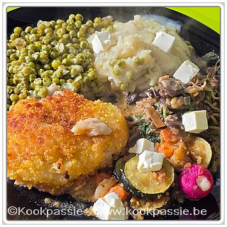 kookpassie.be - Gepaneerde kip champignon (Colruyt) met puree, feta, erwtjes en restjes groenten
- Gestoofde, uitgelekte en gesneden spinazie
- Sojascheuten
- Blauwe room
- Gochujang
- Sojasaus
… wat laten inkoken