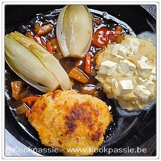 kookpassie.be - Gepaneerde kip champignon (Colruyt) met puree, feta, witloof en restje zoet zure saus