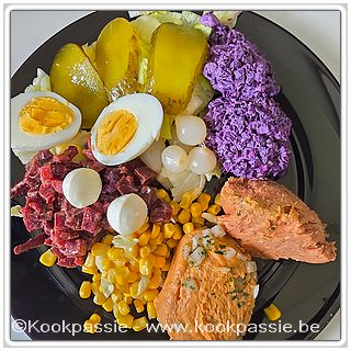 kookpassie.be - Préparé schotel met gekookt ei, ijsbergsla, mais, rode kool, zilveruitjes, zoet zure komkommer, rode biet (669) en mini mozzarella