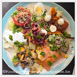 kookpassie.be - Koude visschotel met battaat uit Airfryer met ras el hanout en dragon, rode bietjes met ui en nectarine, Labneh (Delhaize), gekookt ei, mini mozzarella, gekookte mosseltjes, gerookte zalm en halve tomaat met garnalen (reclame 1+1 Lidl), komkommer