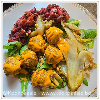 kookpassie.be - Falafelballetjes, gebakken witloof, pijnboompitten, rode bietjes en nectari en veldsla. Srirachamayo on top