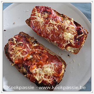 kookpassie.be - Broodje met rest kruidenkaas, spaghettisaus en wat gemalen kaas