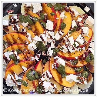 kookpassie.be - Komkommer, feta, nectarine, pecannoot, basilicum olijfolie gemixt en balsamico crème