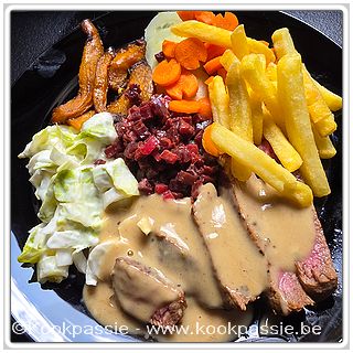 kookpassie.be - Filet pur (Colruyt, Negatieve beoordeling, weinig smaak, echt niet lekker) met witloof en yoghurt mayonaise AH, Rode bietjes en nectarine, gestoomde worteltjes, frietjes en pepersaus + Restje pompoen in AF