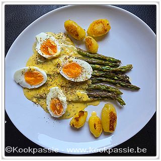 kookpassie.be - In olijfolie gebakken groene asperges met zacht gekookt eitje met Za'atar, gebakken krieltjes (eerst in de schil gekookt, dan gebakken in de pan van de asperges) en Jumbo aspergesaus